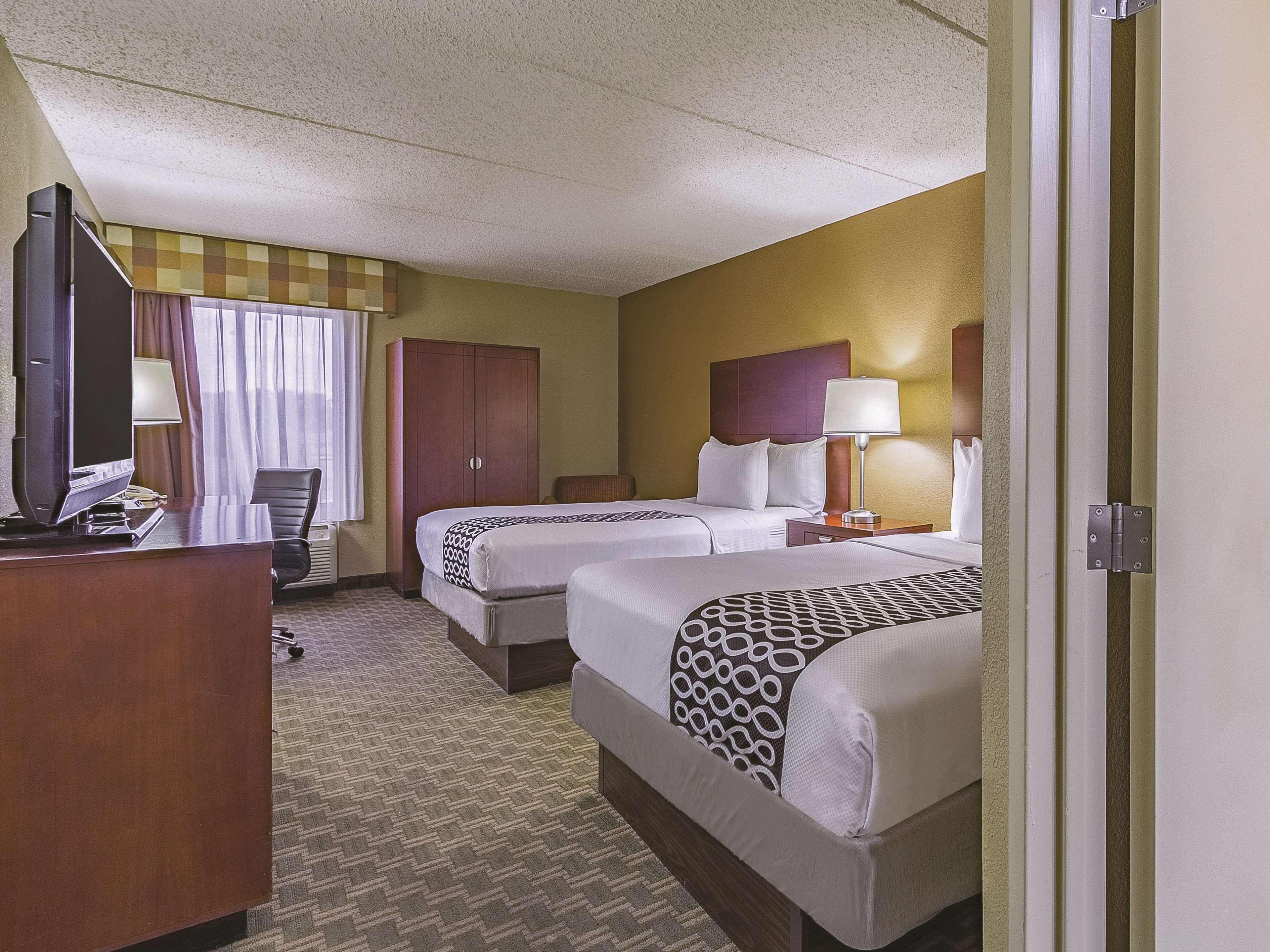 La Quinta By Wyndham Cleveland Airport West Hotel North Olmsted Exterior photo