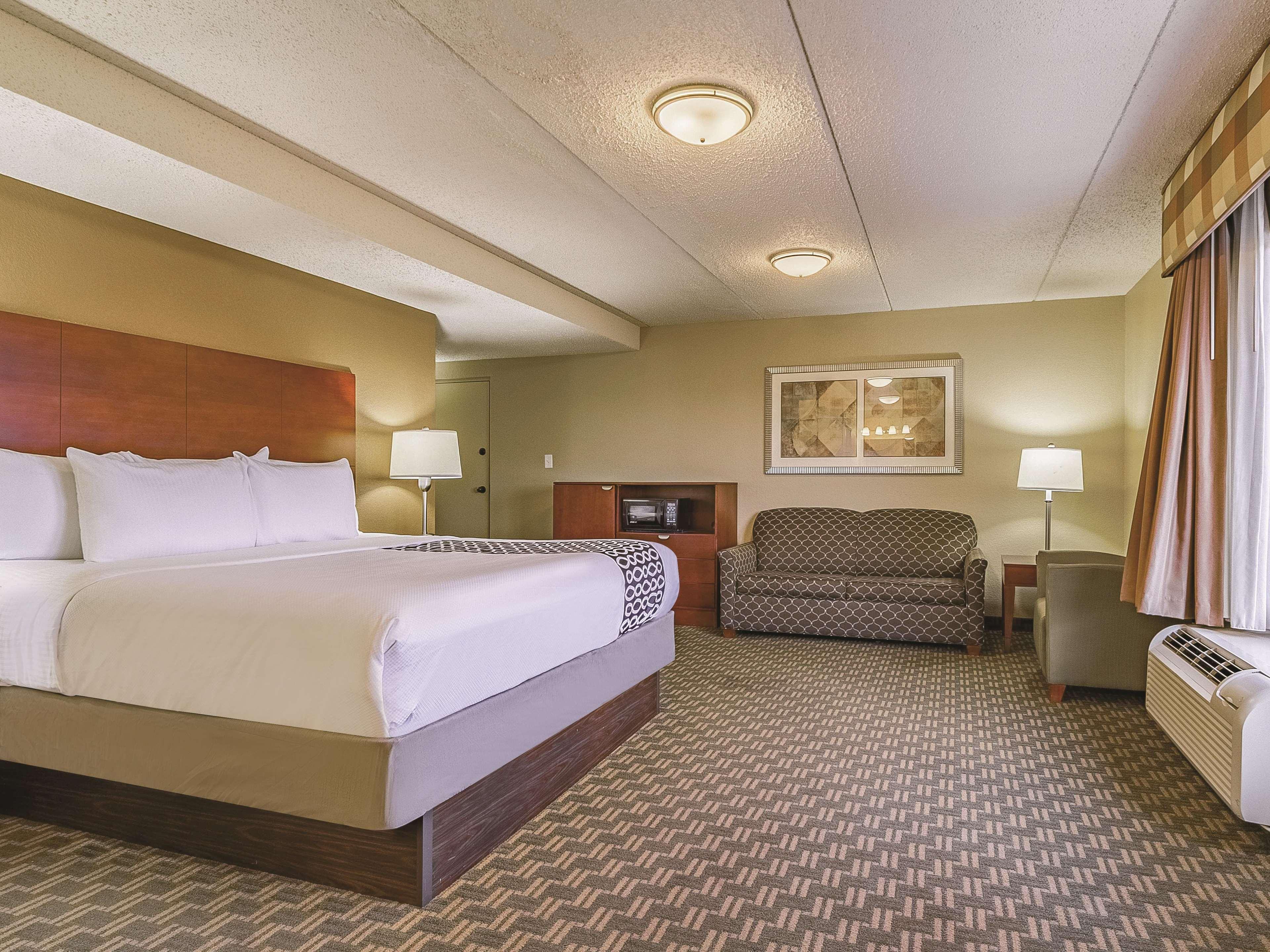 La Quinta By Wyndham Cleveland Airport West Hotel North Olmsted Exterior photo