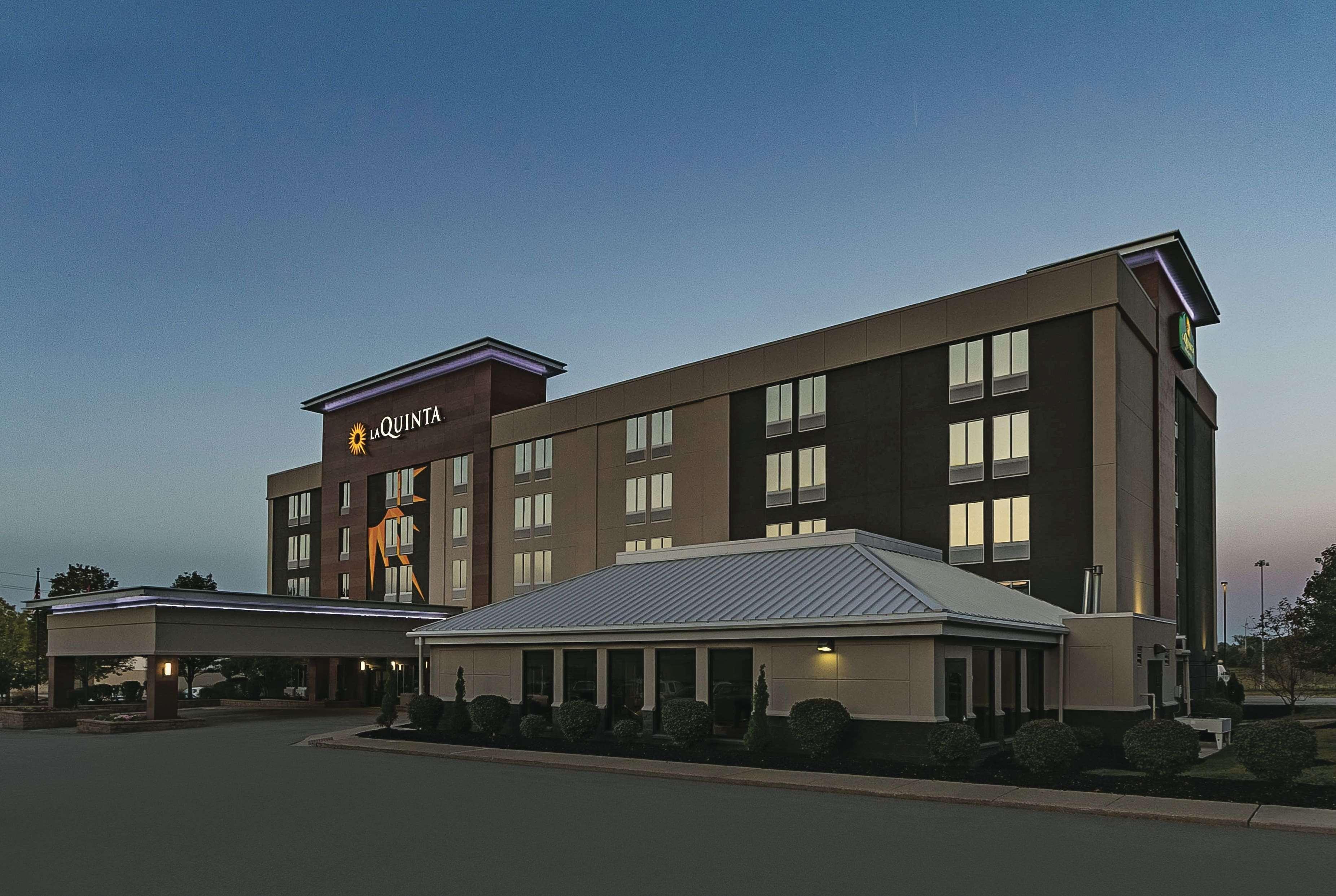 La Quinta By Wyndham Cleveland Airport West Hotel North Olmsted Exterior photo