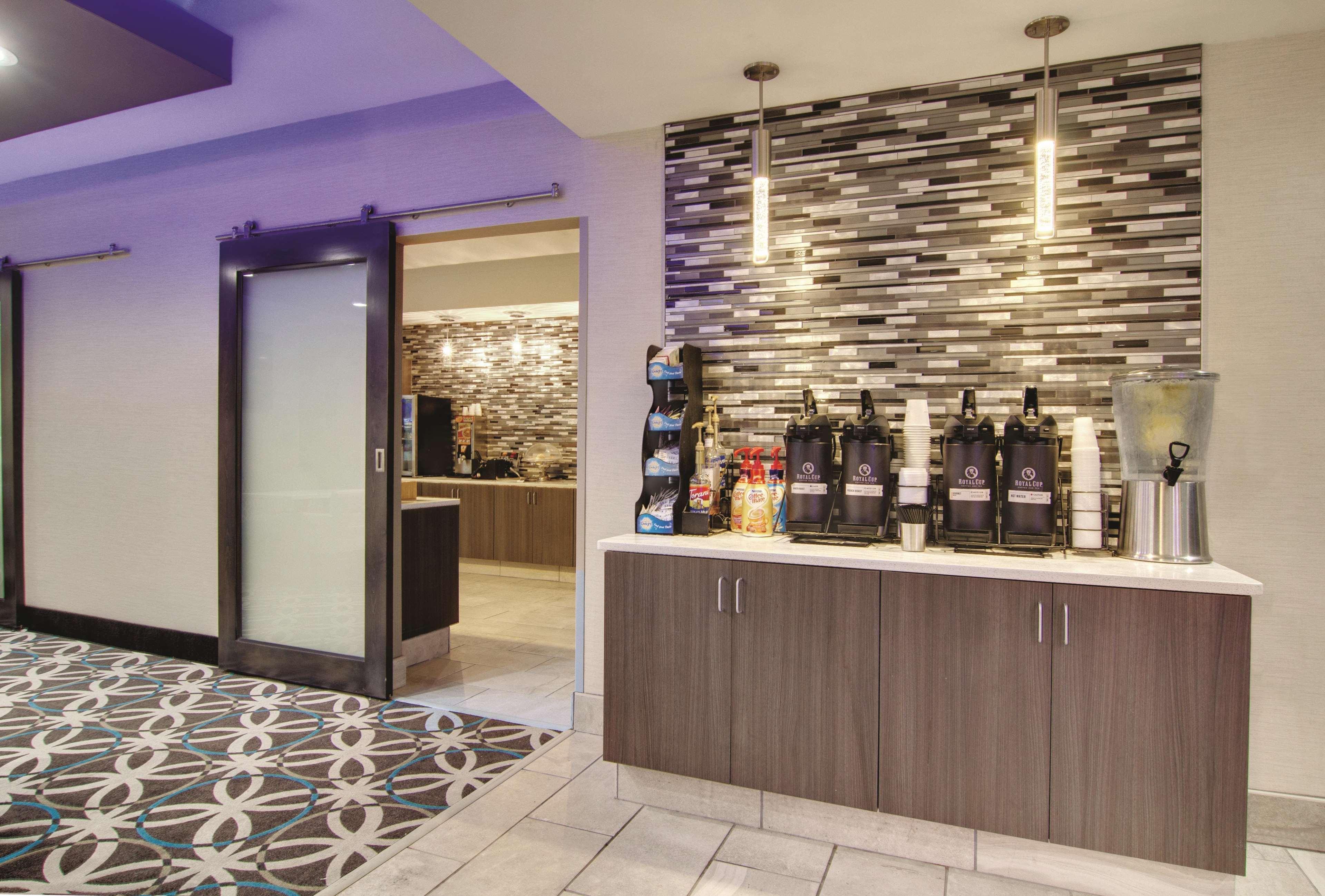 La Quinta By Wyndham Cleveland Airport West Hotel North Olmsted Exterior photo