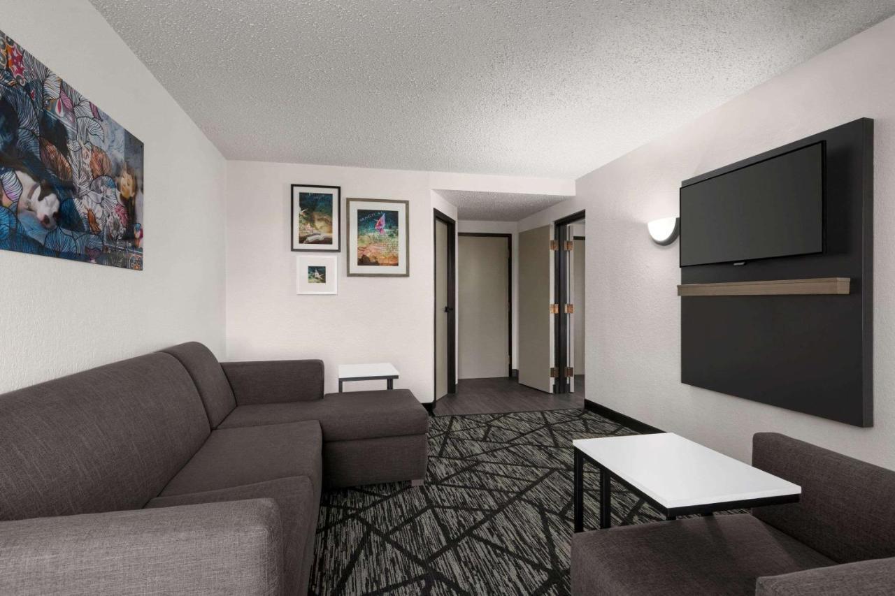 La Quinta By Wyndham Cleveland Airport West Hotel North Olmsted Exterior photo