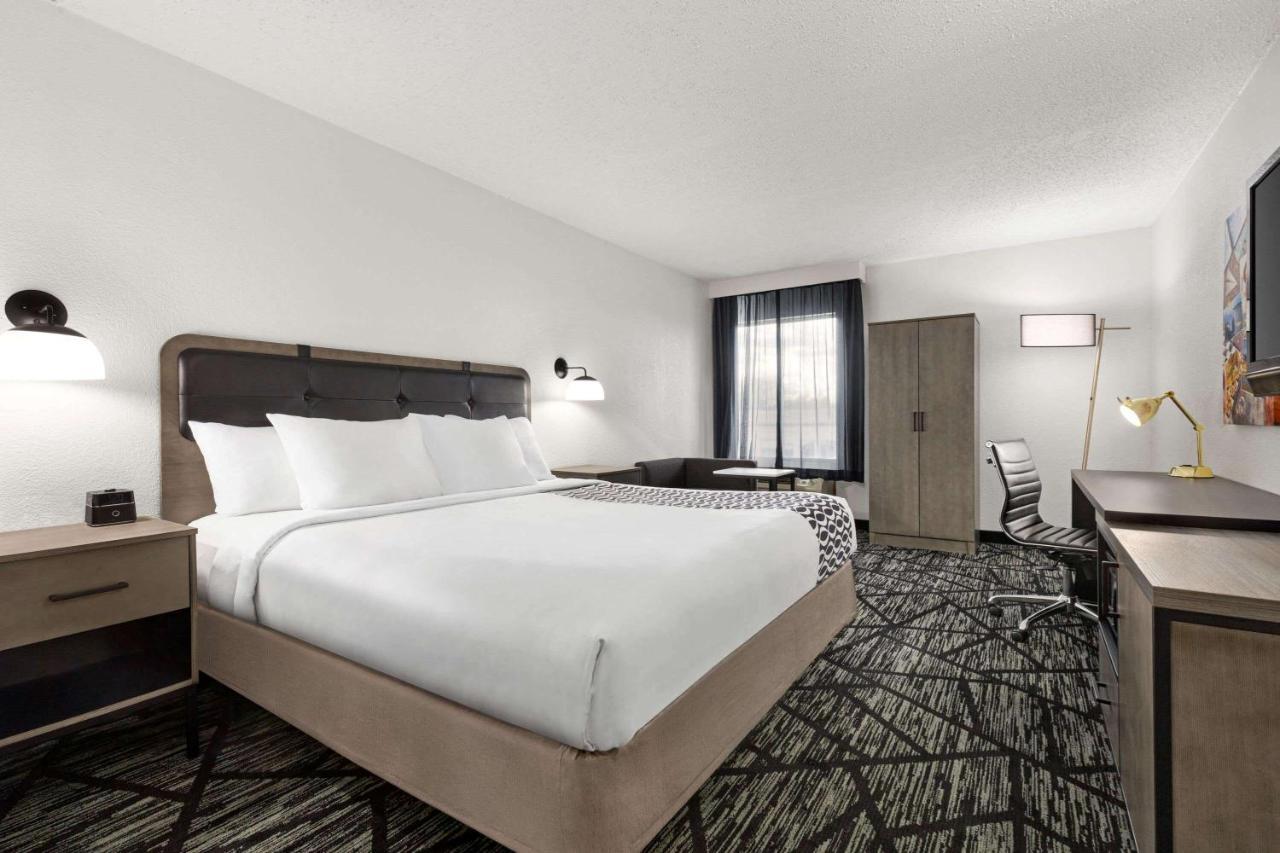 La Quinta By Wyndham Cleveland Airport West Hotel North Olmsted Exterior photo