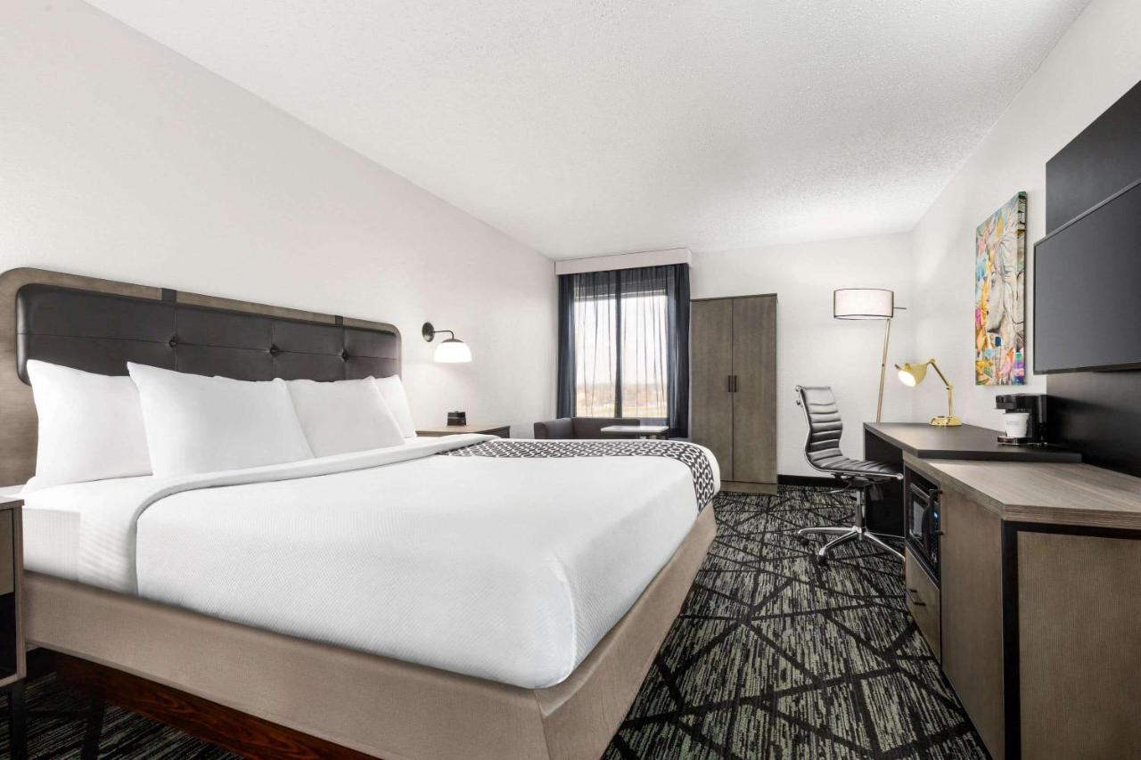 La Quinta By Wyndham Cleveland Airport West Hotel North Olmsted Exterior photo
