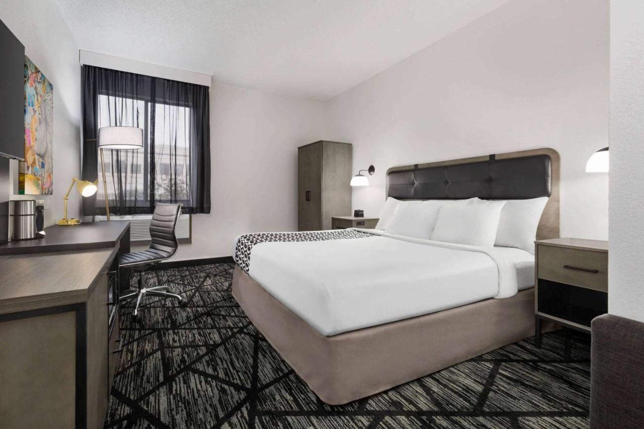 La Quinta By Wyndham Cleveland Airport West Hotel North Olmsted Exterior photo