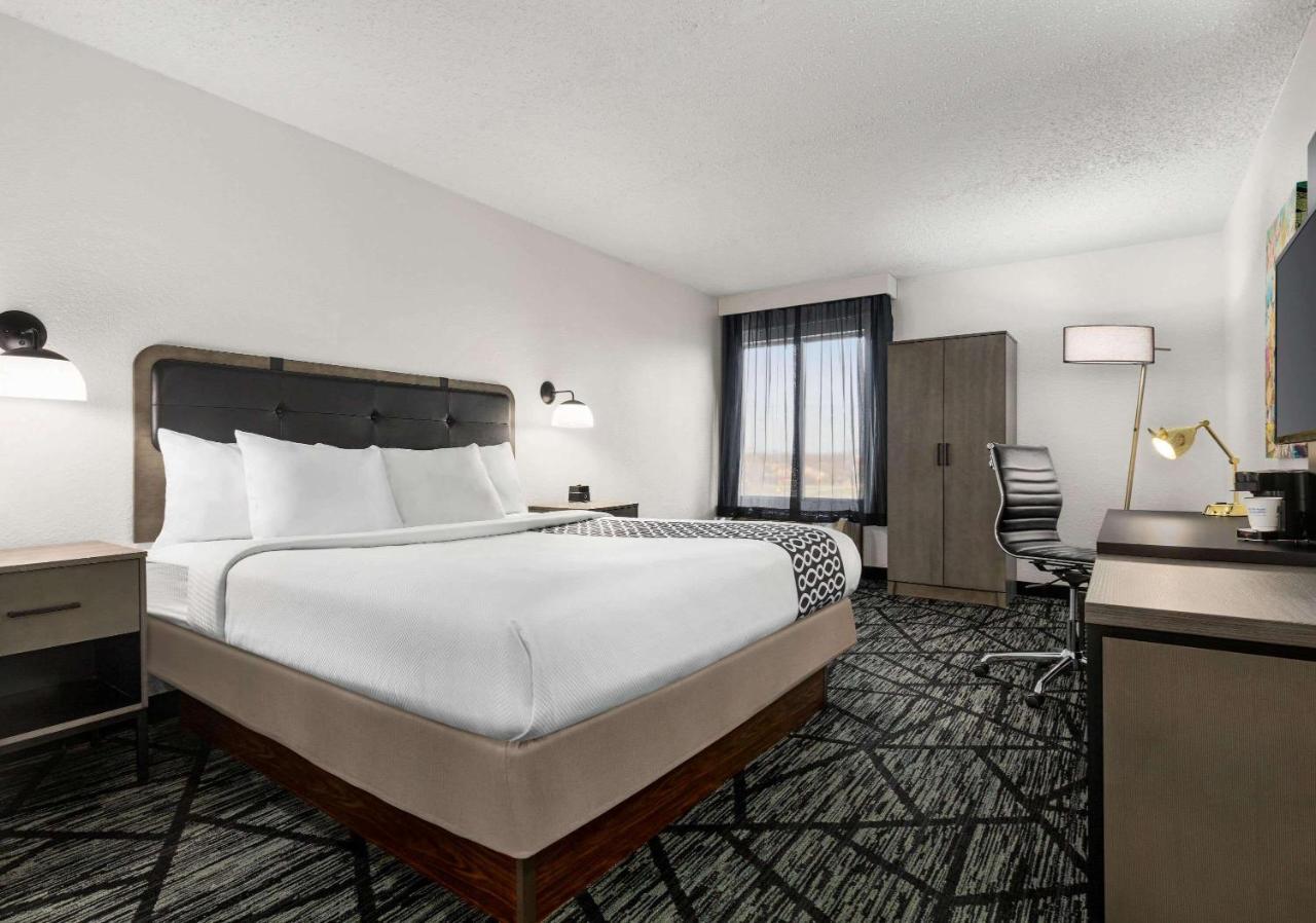 La Quinta By Wyndham Cleveland Airport West Hotel North Olmsted Exterior photo