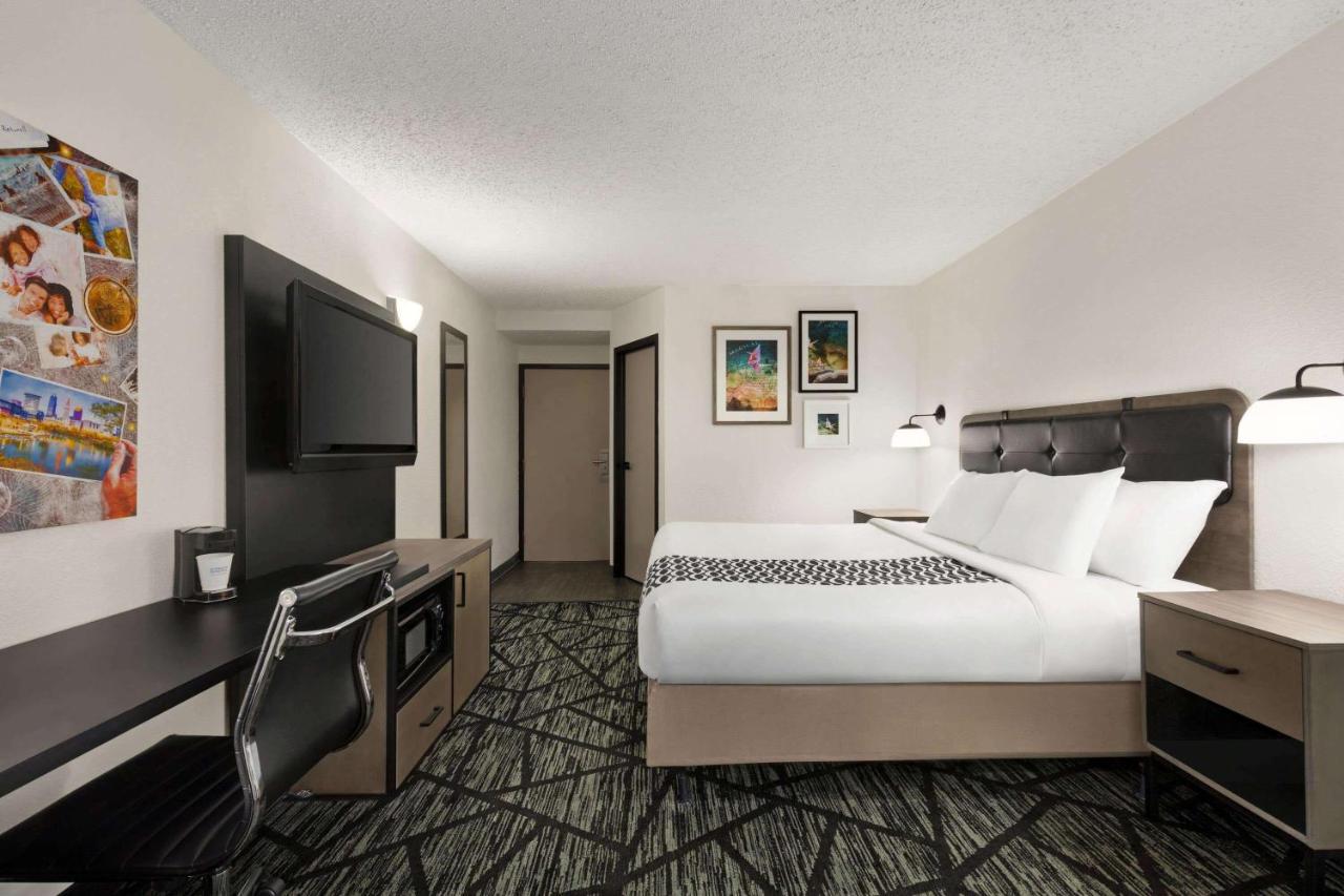 La Quinta By Wyndham Cleveland Airport West Hotel North Olmsted Exterior photo
