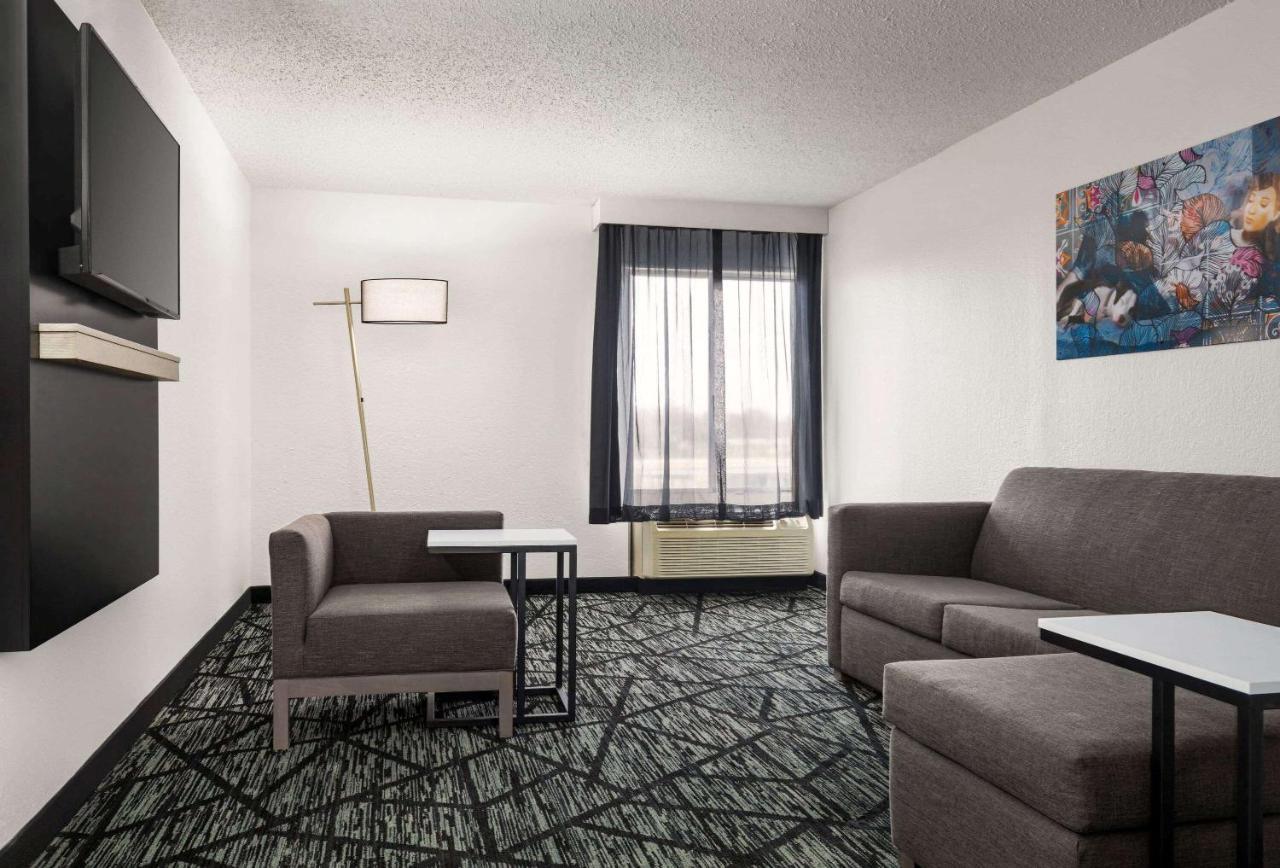 La Quinta By Wyndham Cleveland Airport West Hotel North Olmsted Exterior photo