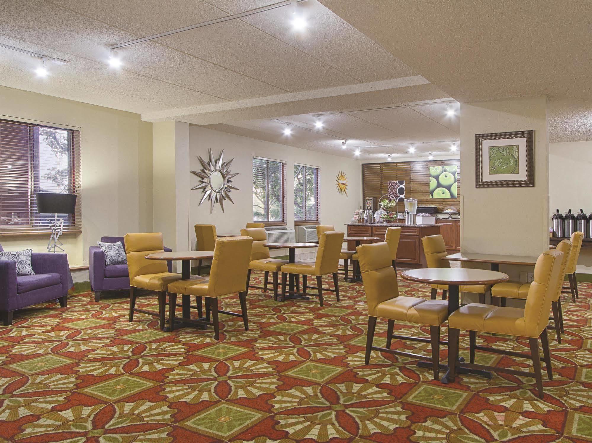 La Quinta By Wyndham Cleveland Airport West Hotel North Olmsted Exterior photo