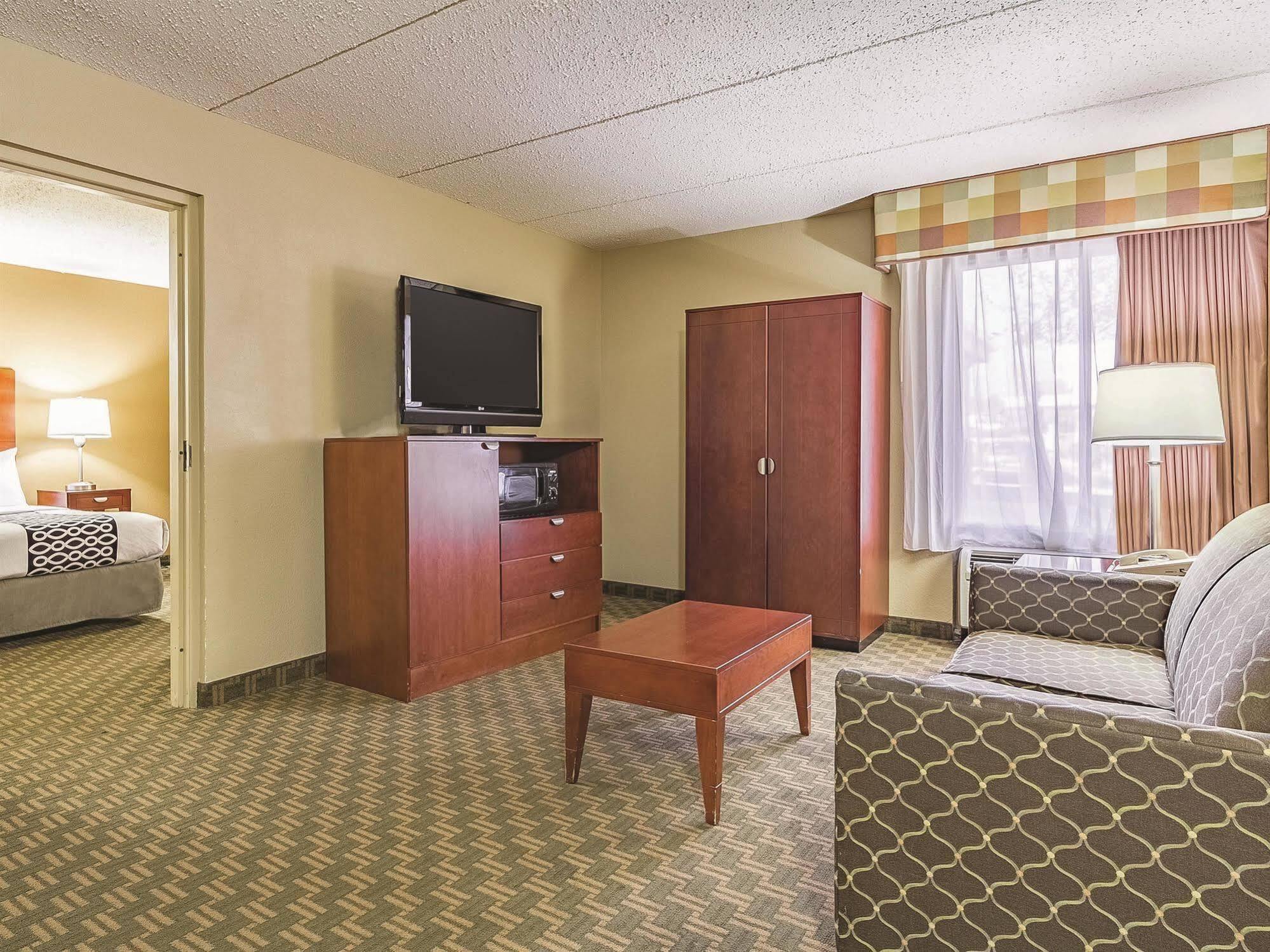 La Quinta By Wyndham Cleveland Airport West Hotel North Olmsted Exterior photo